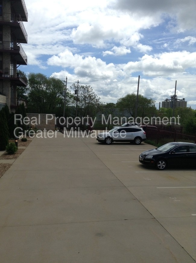 Building Photo - 215 W Maple St
