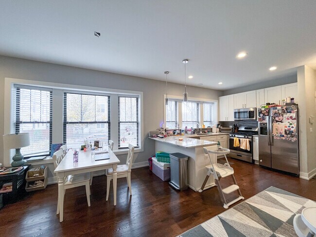 Foto del edificio - 1750 W Summerdale Ave