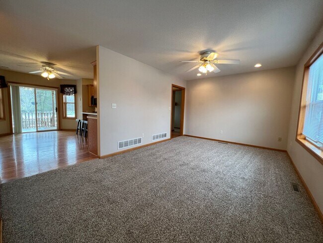 Building Photo - Gorgeous 5 Bed, 2.5 Bath Single-Family Home!