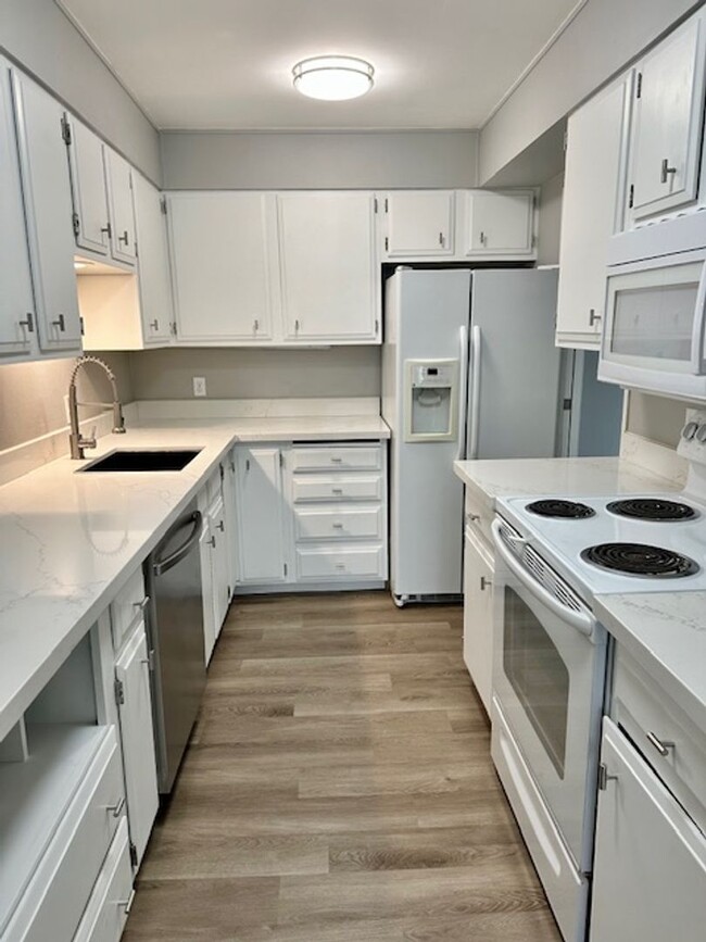 Building Photo - Spacious Remodeled 2 Bedroom Belltown Apar...