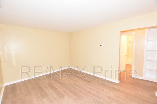 Foto del edificio - 9220 Rippard Ave