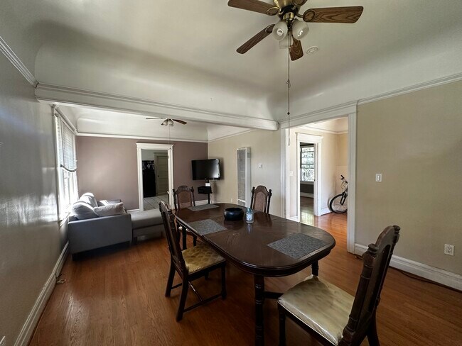 Foto del edificio - 1193 W 35th St