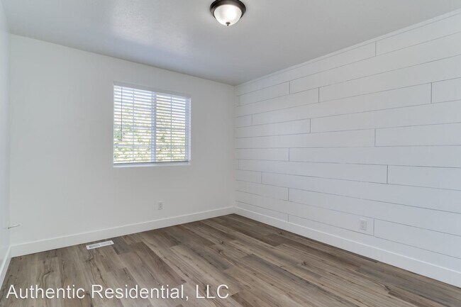 Building Photo - 5 br, 3.5 bath House - 2062 Lake Mesa Dr