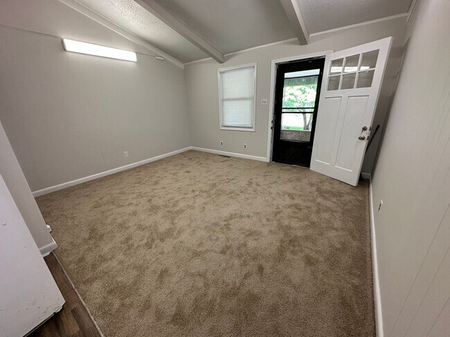 Building Photo - 2b/1b Duplex