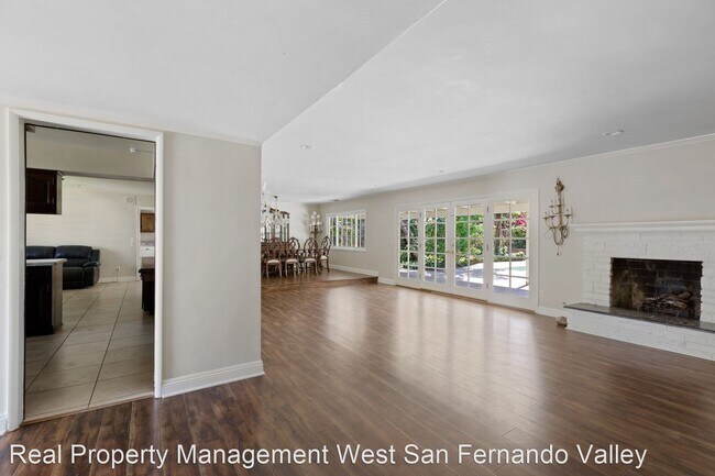 Foto del edificio - 5 br, 2.5 bath House - 9325 Encino Ave.
