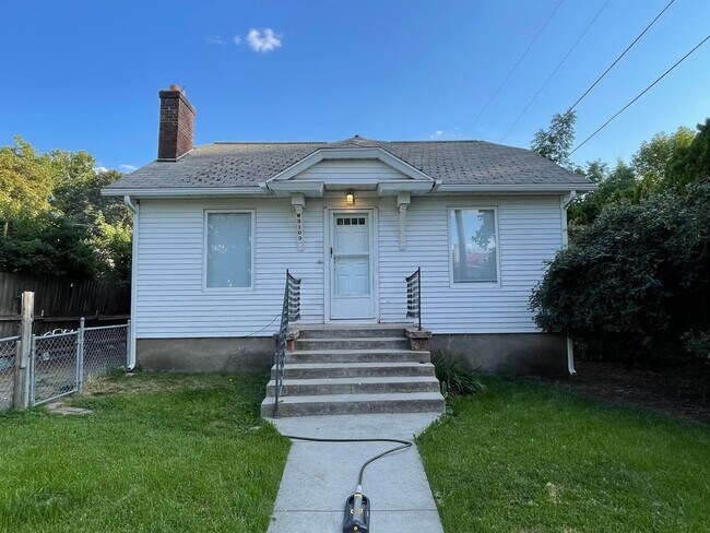 Building Photo - Beautiful 3 Bed, 2 Bath in West Central! *...