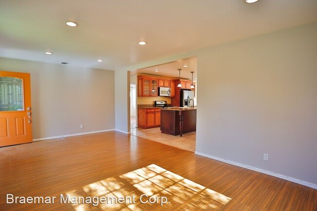 Foto del edificio - 3 br, 2 bath House - 4908 Denny Avenue