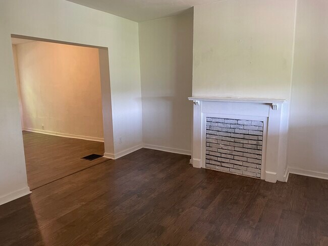 Building Photo - 807 Davis Ave