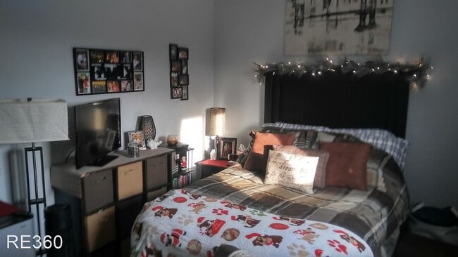 Building Photo - 2 br, 1.5 bath House - 2825 Cobden South S...