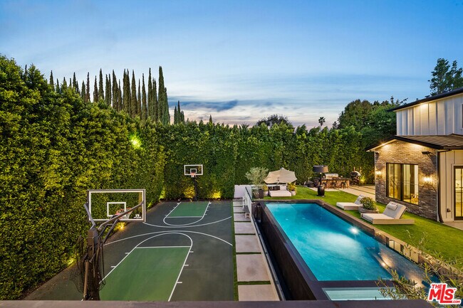 Foto del edificio - 15645 Woodvale Rd