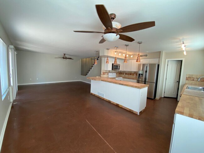 Building Photo - Ideal Ironwood Estates Living: 4-Bed, 3-Ba...