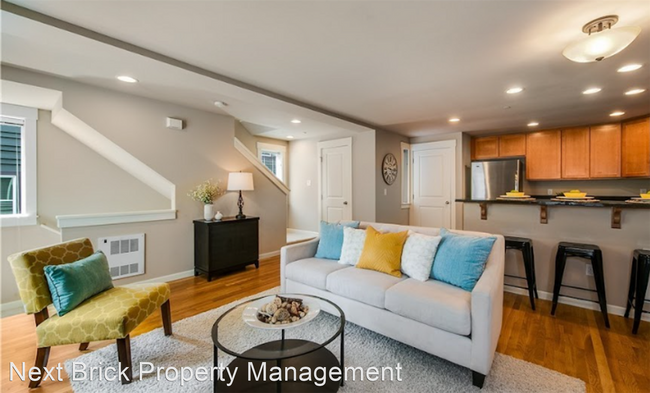 Building Photo - 2 br, 2.5 bath House - 2125 N 113th St Unit B