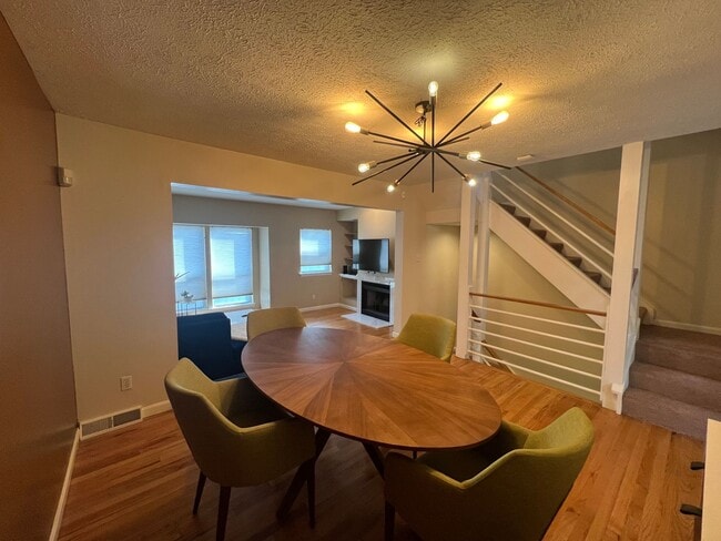 Building Photo - Beautiful 3 Bed/ 3 Bath Townhome in Privat...