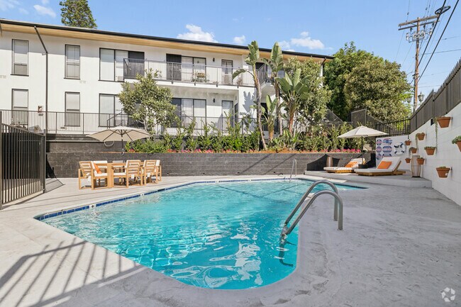 Piscina - The Claire Manor Apts