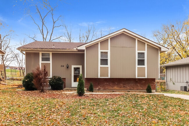 Building Photo - 316 NE Lakeview Dr
