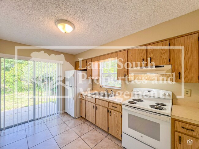 Foto del edificio - 5827 Charlton Dr