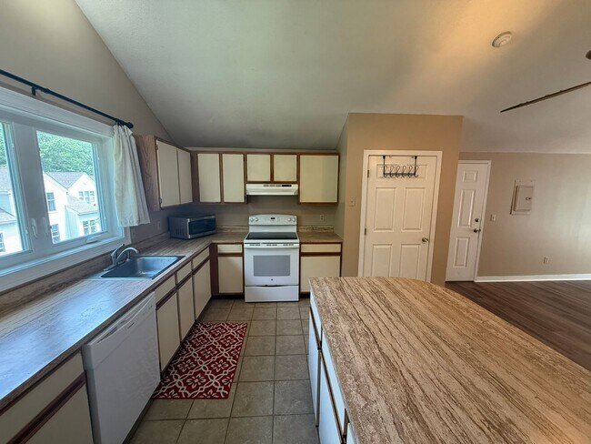 Foto del edificio - Garden Style, 1 BR Condo In A Prime Amherst Location!