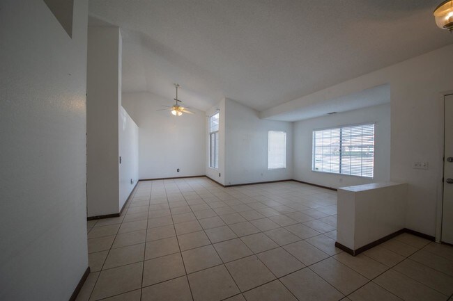 Foto del edificio - 13629 Dry Creek Rd