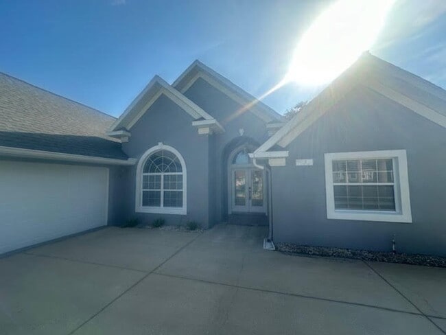 Building Photo - Pool home for rent !