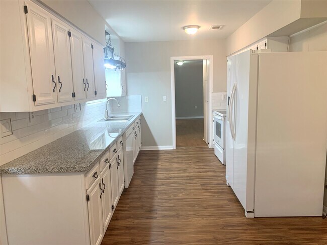 Foto del edificio - 4423 Warm Springs Rd