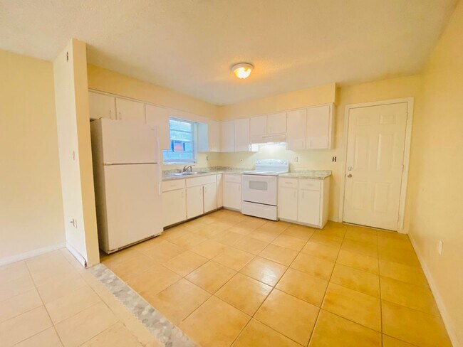 Building Photo - 2 BED / 1 BATH DUPLEX