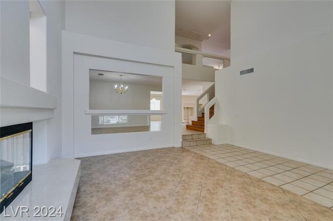 Building Photo - Spacious 5 bedroom!