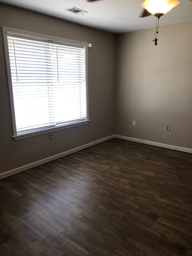 Building Photo - Charming 3-Bedroom Home in Northfield — Ready to Rent!