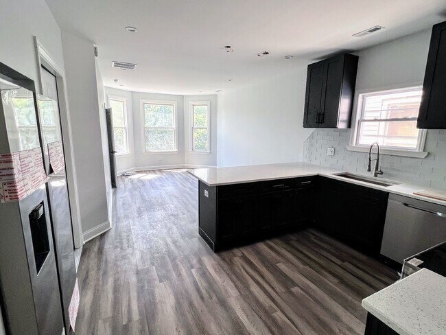 Building Photo - 3840 W Diversey Ave