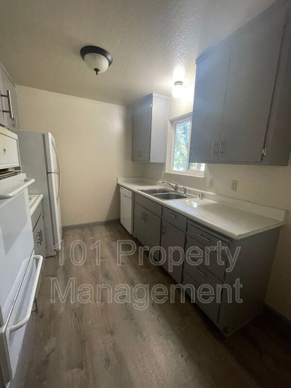 Foto del edificio - 553 Redwood Ave