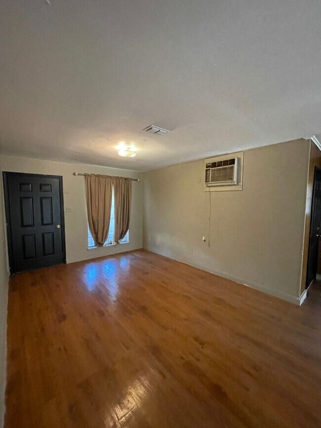 Foto del edificio - 3 br, 1 bath House - 3855 Powell