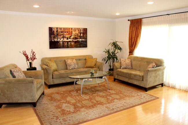 Building Photo - 9426 Via Patricia