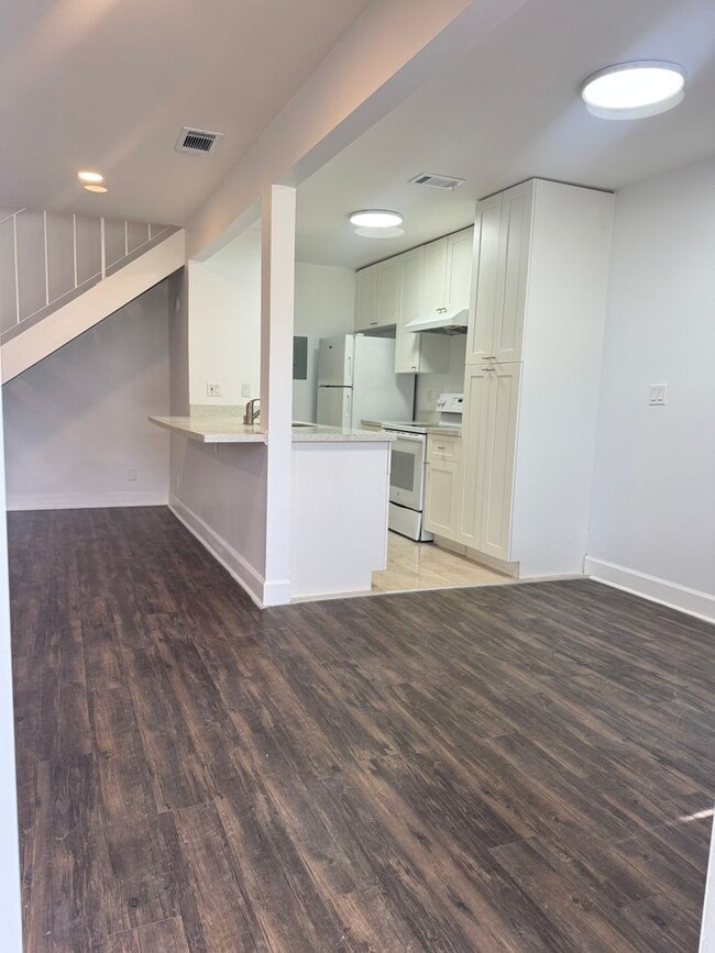 Foto del edificio - Townhome with Garage Included ** 1st Month...