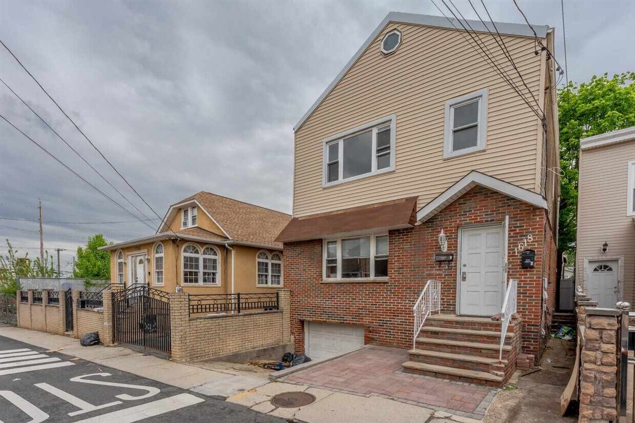 Primary Photo - 1618 53rd St