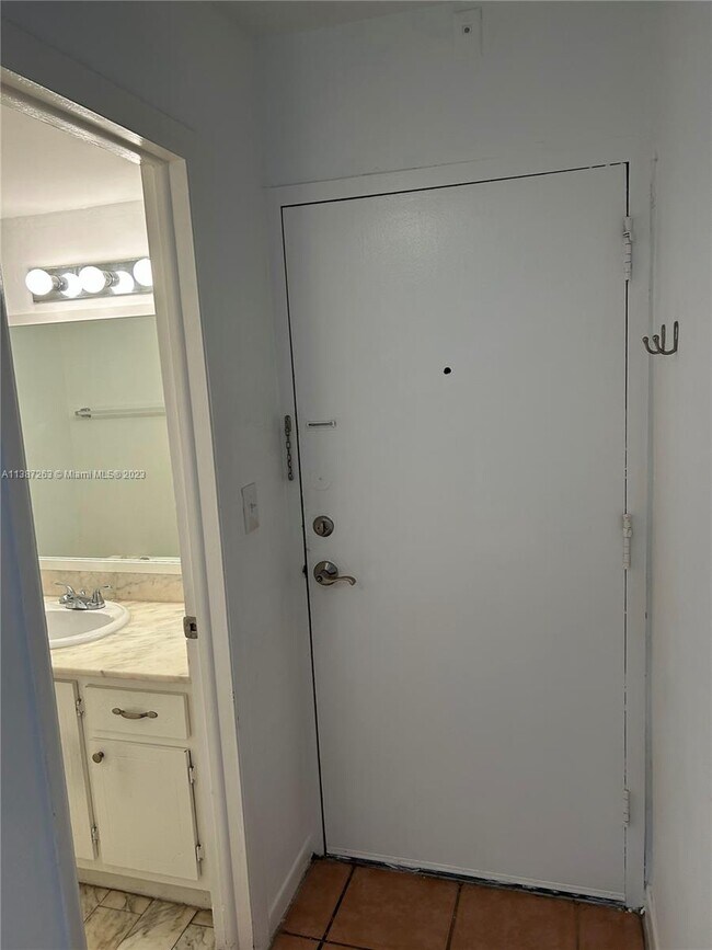 Foto del edificio - 2640 NE 135th St