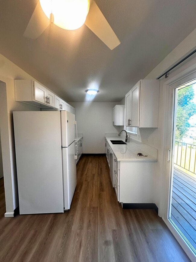 Building Photo - Remodeled 2 Bedroom Rent Ready Apartment!