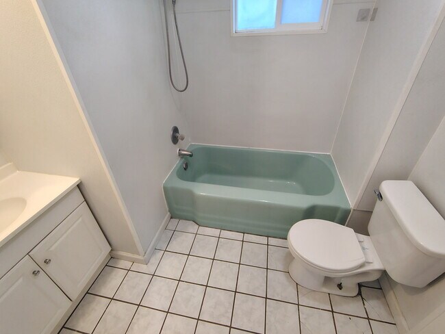 Foto del edificio - 2439 Chase St