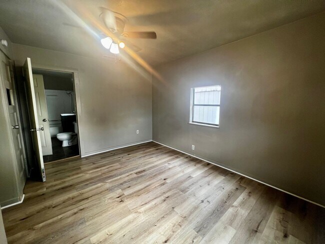 Building Photo - Home in Slaton