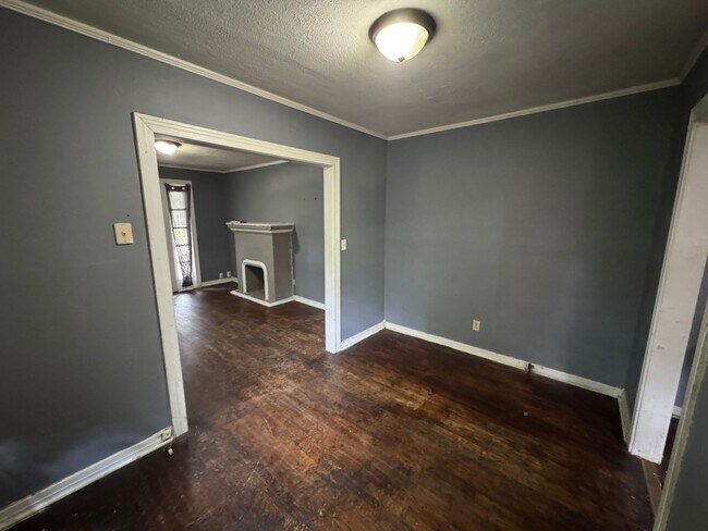 Building Photo - Large 3 Bedroom House