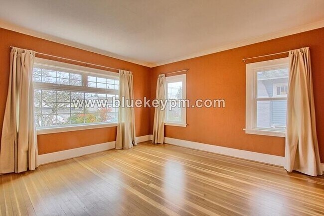 Building Photo - 3 Bed, 2 Bath Home with Primary on Main, 2...