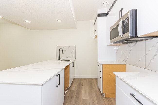 Photo du bâtiment - 15103-15196 96 Ave NW