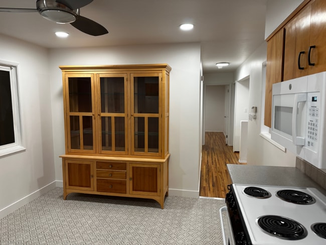 Building Photo - 2022 E Woodlawn Dr