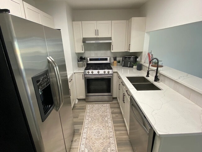 Foto del edificio - Room in House on Parkside Dr