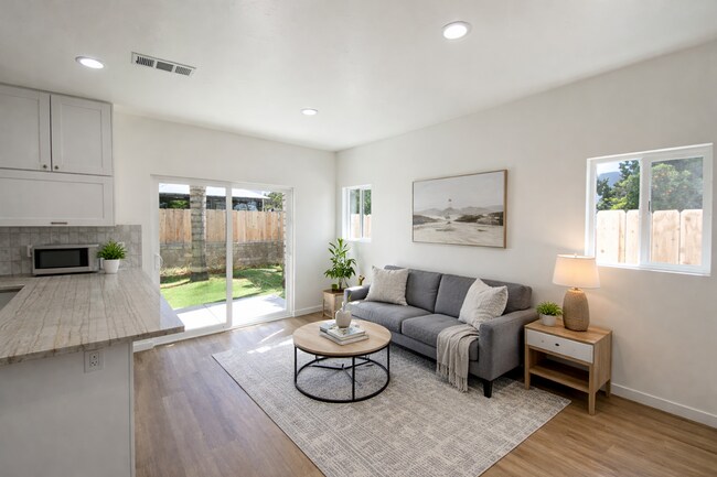 Building Photo - Newer Build! 4BD/2BA on 63rd