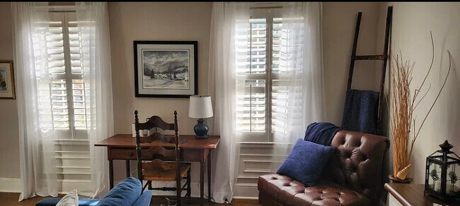 Foto del edificio - 2431 Carlton Way