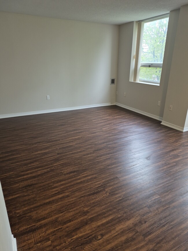 Building Photo - 76 Roehampton Av