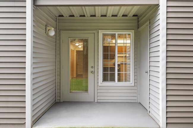 1 Bed 1 Bath Deluxe - 736 Sq Ft - Canyon Park Apartments