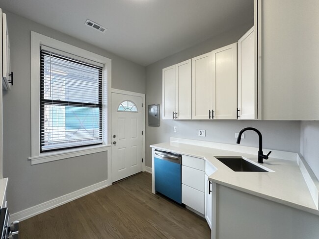 Building Photo - 3834 N Wilton Ave