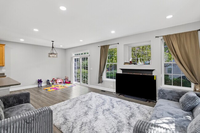 Foto del edificio - 2451 Stonegate Rd