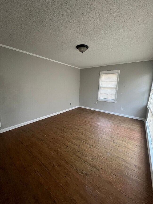 Building Photo - Renovated house in quite Neighborhood