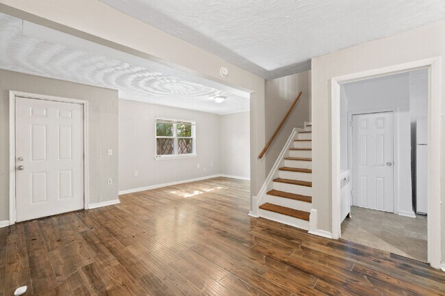 Foto del edificio - 3 BEDROOM BRICK TOWNHOME FOR RENT IN NORFOLK